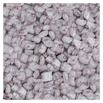 Un prim-plan al bucăților de Tămâie Pink Rose / Trandafir Roz pudrate cu zahăr pudră, aranjate strâns împreună și infuzate cu o notă delicată de esență de trandafir roz.