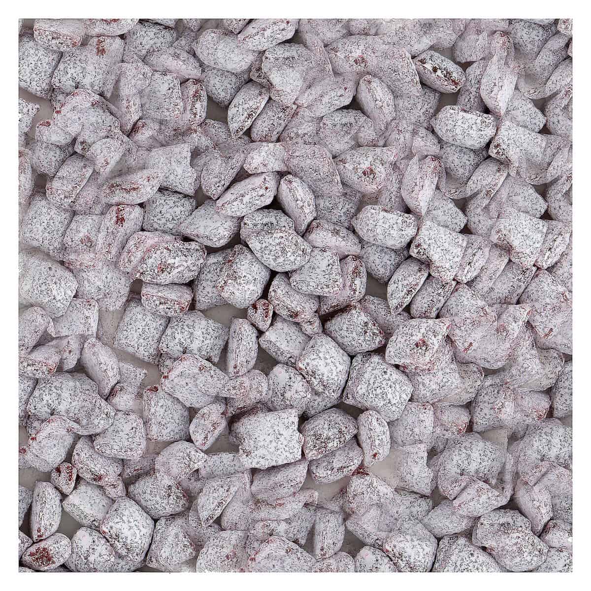 Un prim-plan al bucăților de Tămâie Pink Rose / Trandafir Roz pudrate cu zahăr pudră, aranjate strâns împreună și infuzate cu o notă delicată de esență de trandafir roz.