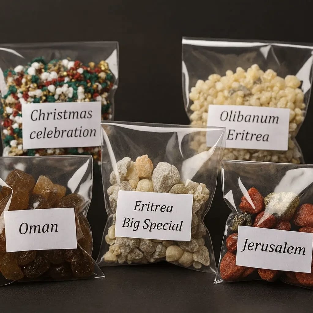 Setul 5 simțuri prezintă cinci pungi etichetate de rășină de tămâie și smirnă - Sărbătoarea Crăciunului, Olibanum Eritrea, Oman, Eritrea Big Special și Ierusalim - expuse pe o suprafață întunecată.