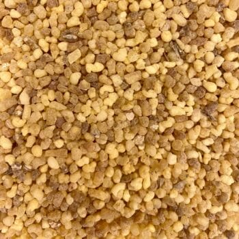Un prim-plan al multor granule mici, neregulate, de culoare galben-brun Tămâie Olibanum Eritrea (Boswellia), strâns strânse împreună.
