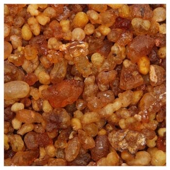 Vedere de aproape a granulelor Tămâie Oman de formă neregulată, în tonuri de chihlimbar și maro, grupate împreună.