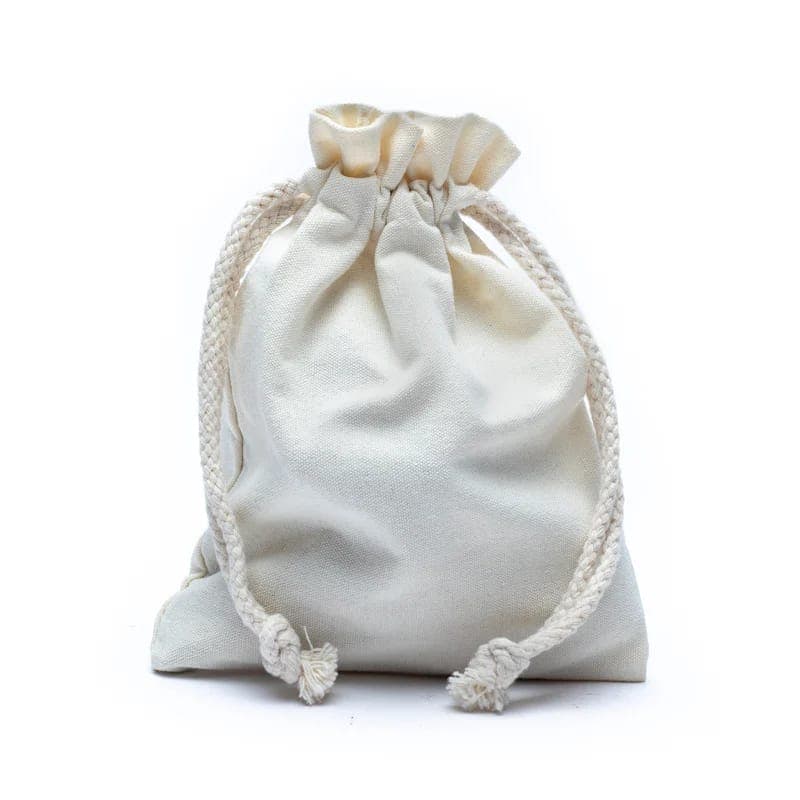 O pungă mică din țesătură albă cu cordon cu două corzi împletite, perfectă pentru depozitarea Set de masaj din lemn de santal, se află în poziție verticală pe un fundal simplu.