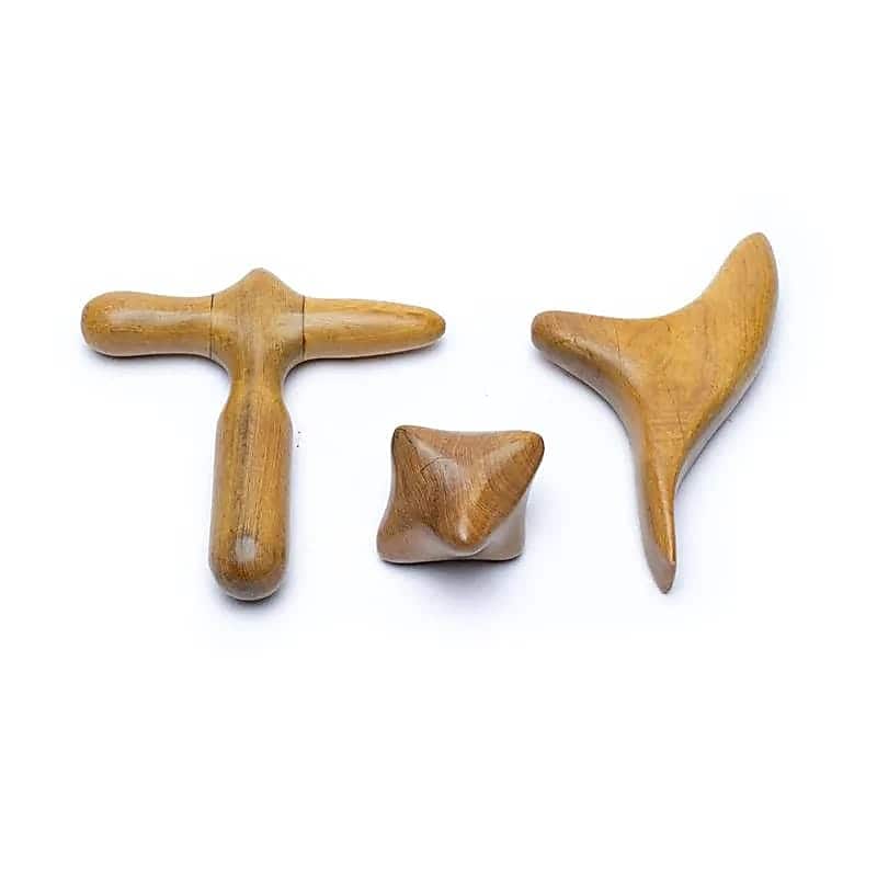 Set de masaj din lemn de santal cu trei instrumente diferite: un instrument în formă de T, unul cu patru capete și unul curbat, toate pe fundal alb.