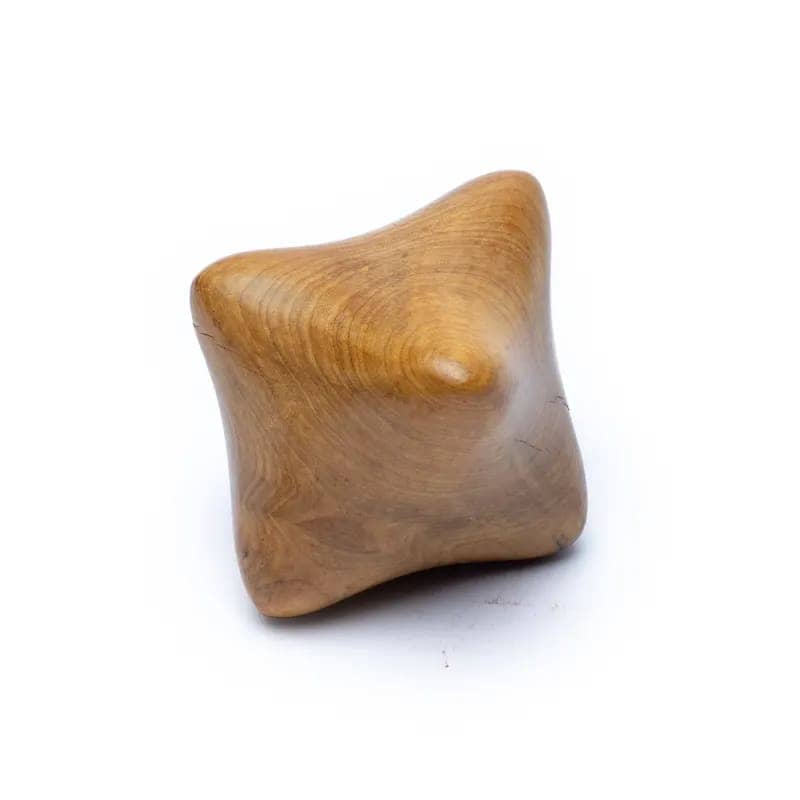 Un set de masaj din lemn de santal, cu margini rotunjite și design neted, format din patru piese, este prezentat pe un fundal alb.